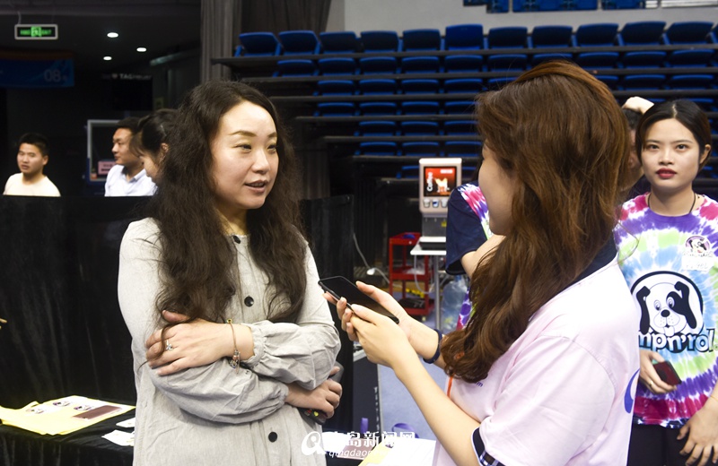 互聯網新聞采訪視頻播放(網絡新聞采訪與傳統新聞采訪)